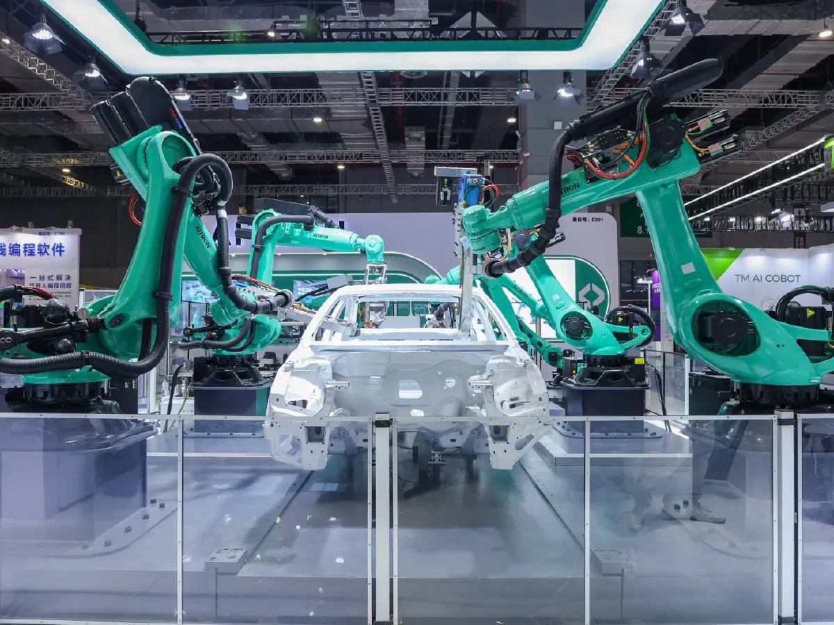 A Feira Internacional da Indústria da China 2025 desempenha um papel crucial no avanço da inovação e desenvolvimento tecnológico na China. O evento promove indústrias de alta tecnologia, como robótica, IA e materiais avançados, além de fomentar o intercâmbio internacional de conhecimento.