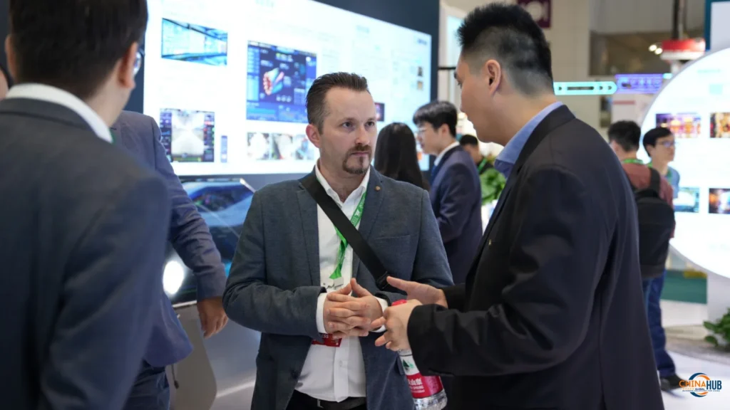 کارآفرینان در حال مذاکره در طول سفر تجاری به چین