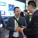 کارآفرینان در حال مذاکره در طول سفر تجاری به چین