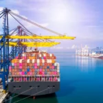 Грузовые контейнеры на фоне китайского порта с крановой техникой