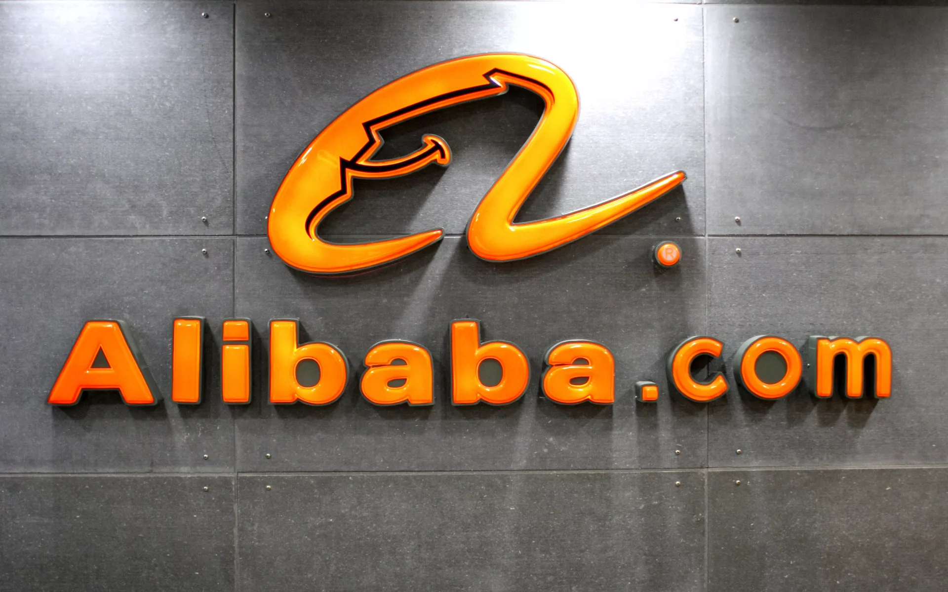 Alibaba — крупнейшая оптовая B2B-платформа. Здесь можно заказывать продукцию напрямую у производителей.