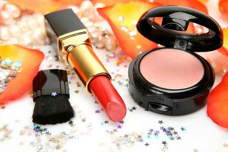 Декоративная косметика – тональные средства, румяна, тени, помады