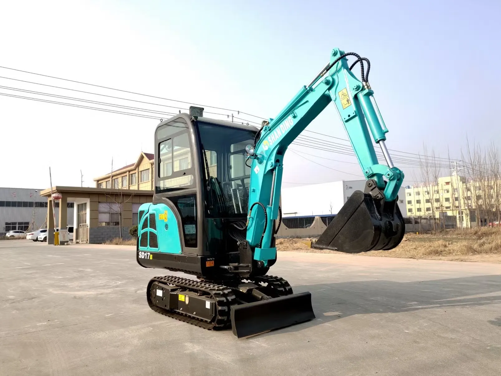 Мини-гусеничные экскаваторы – оптимальны для работы на ограниченных площадках и мягких грунтах. Гусеничная база обеспечивает высокую устойчивость и проходимость.