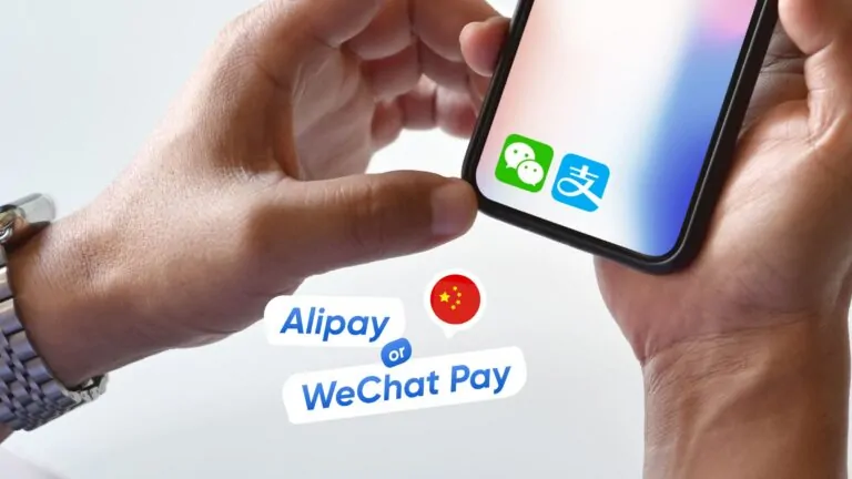 Логотипы UnionPay, Alipay и WeChat Pay на фоне символов цифровых платежей для бизнеса